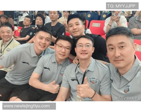 杨鸣与杜锋赛后微笑拥抱展现对输球的坦然态度